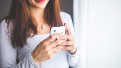 Kvinna med mobiltelefon