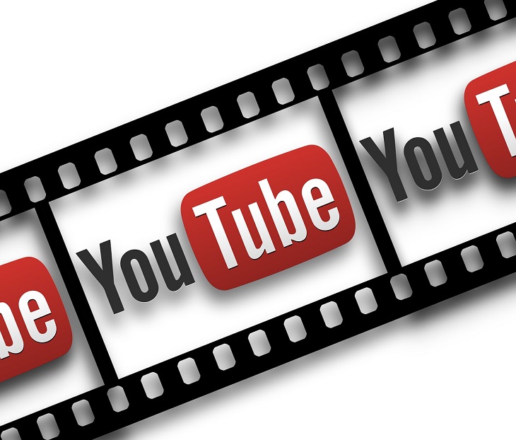 En filmstrip går snett över bilden. I varje ruta syns Youtubes logga. Den säger Youtube med en röd fyrkant runt "Tube".