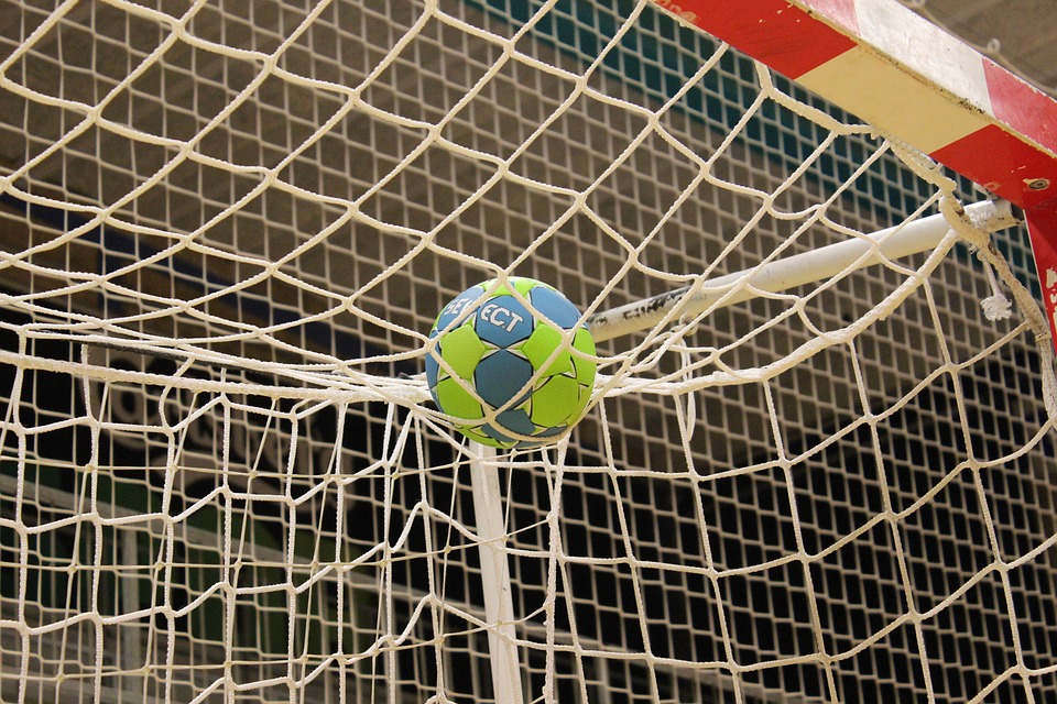 En handboll i nätmaskorna på handbollsmålet.