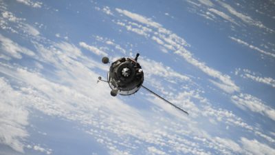 En satellit som är högt ovanför jorden.