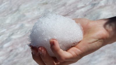 En person håller i en snöboll