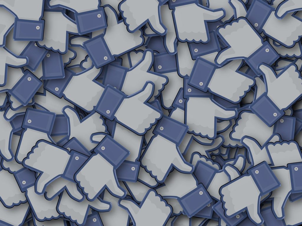 En stor hög med facebook gilla-tummar