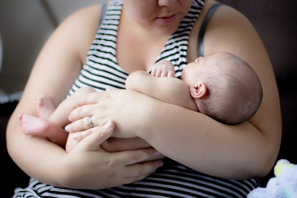 En mamma håller om sin bebis