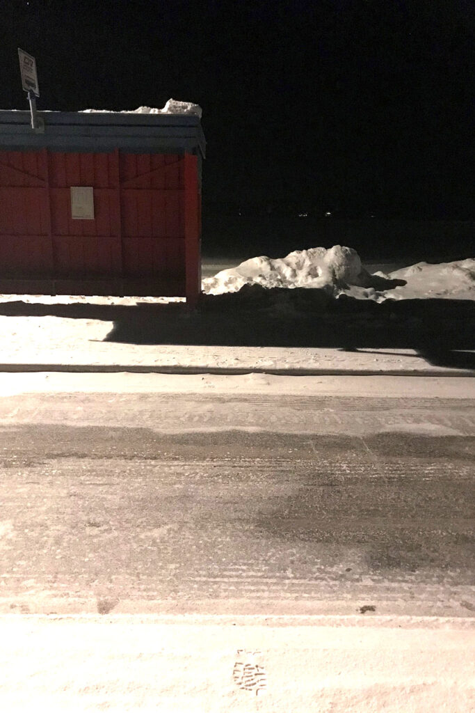 En mörk och snöig väg.