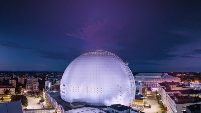 Avicii arena under en natthimmel.