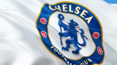 En flagga med fotbollsklubben Chelseas logga.