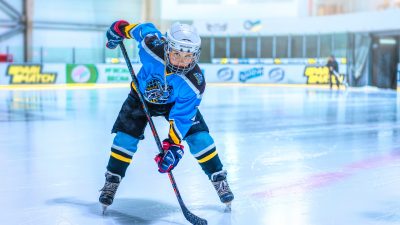 Ung hockeyspelare
